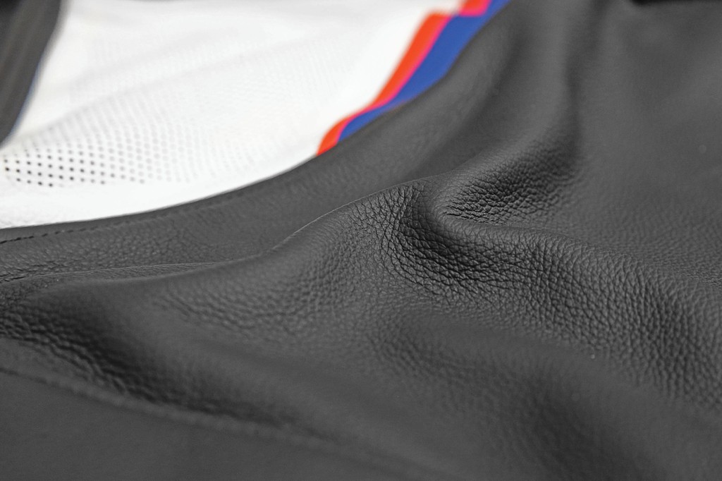 ジャケットとパンツの認証はどのように行われるのでしょうか